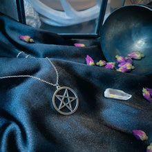 Cargar imagen en el visor de la galería, Inverted Pentagram Pendant freeshipping - Witch of Dusk
