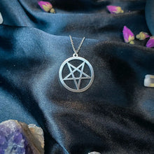 Cargar imagen en el visor de la galería, Inverted Pentagram Pendant freeshipping - Witch of Dusk
