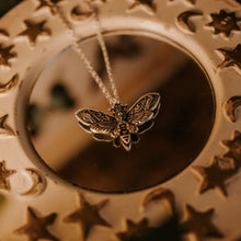 Cargar imagen en el visor de la galería, Little Moon Death Head Moth Necklace freeshipping - Witch of Dusk
